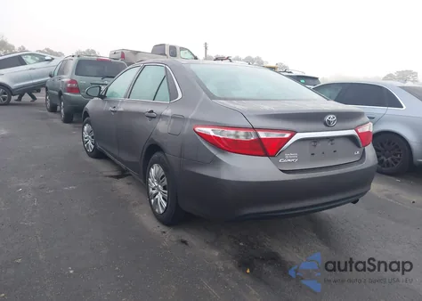 2017 Toyota Camry Le z USA, uszkodzony, nr VIN 4T1BF1FK1HU704035
